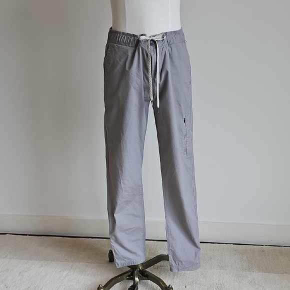 Vuori Women's Low Waisted Straight Leg Cropped Pants - Picture 2 of 4